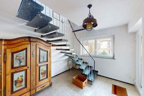 Eingangsbereich/Treppen zum OG - 