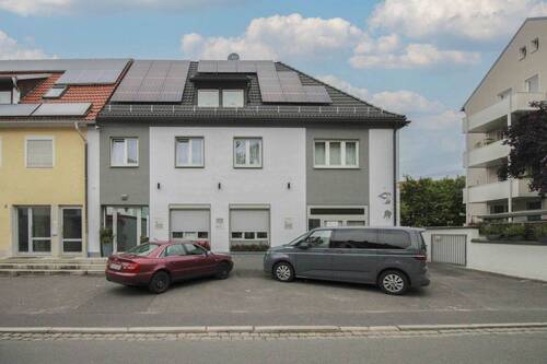 Haus Frontansicht - Maisonette-Dachgeschosswohnung mit viel Potenzial in modernisiertem Gebäude