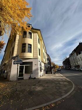 Fronseite_Schaufensterseite - Ecklage mit maximaler Sichtbarkeit - Gewerbefläche direkt an der Bushaltestelle!