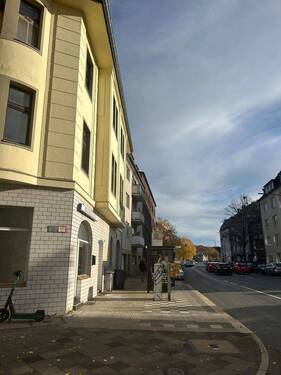 Seitenblick Bushaltestelle - Gewerbeobjekt (Büro, Produktion, Verkauf) in Düsseldorf zur Miete