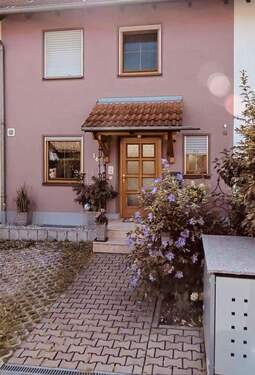 Hausansicht vorne - Provisionsfreies Reihenmittelhaus mit schönem eingewachsenem Garten