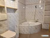 Bad mit Eckwanne und Fenster - 
