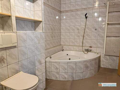 Bad mit Eckwanne und Fenster - 