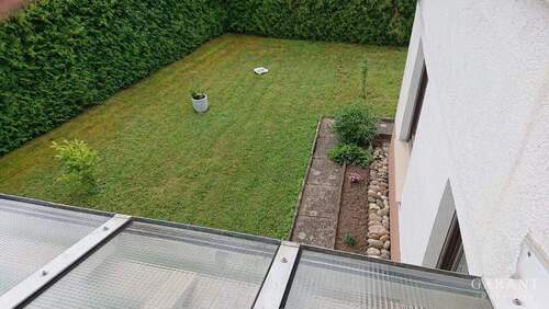 Blick-vom-Balkon-in-Garten - 