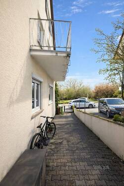 Garageneinfahrt rechts - Mehrfamilienhaus, Wohnhaus mit 283,00 m&sup2; in Stuttgart / Riedenberg zum Kaufen