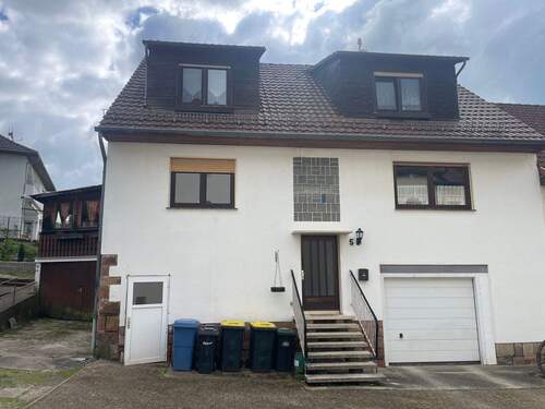 Ansicht - Zweifamilienhaus mit Garagen am Ortsrand von Knüllwald-Rengshausen