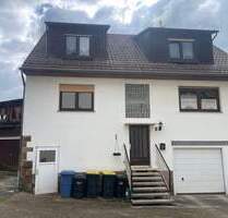 Zweifamilienhaus mit Garagen am Ortsrand von Knüllwald-Rengshausen