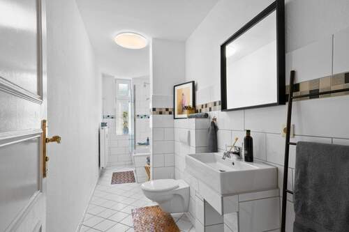 Badezimmer mit Fenster - Etagenwohnung mit 98,00 m² in Berlin zum Kaufen