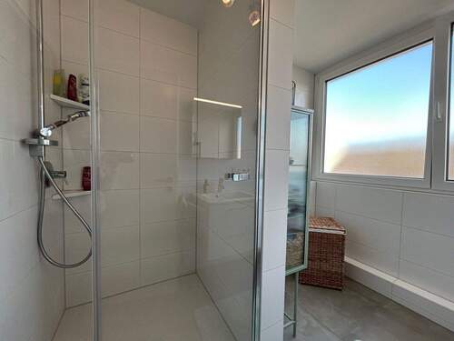 bodentiefer Dusche und WM-Anschluss - 