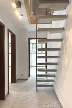 Flur - Raumsaprtreppe zum Spitzboden - 