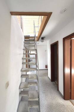 Flur - Raumsaprtreppe zum Spitzboden - 