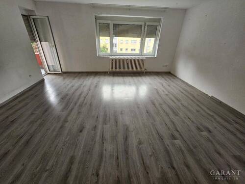 Wohnzimmer - Gepflegt - hell - gut gelegen - 185.000,00 EUR Kaufpreis, ca.  78,00 m² Wohnfläche