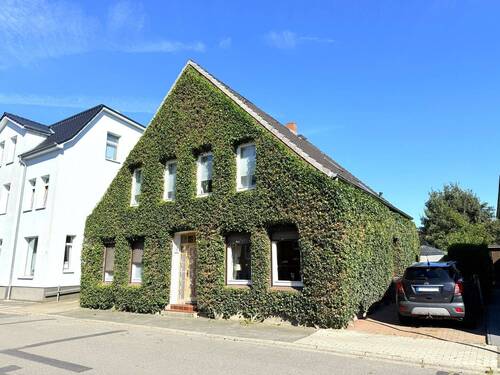 Haus Straßenseite - 7 Zimmer Einfamilienhaus in Bad Bramstedt