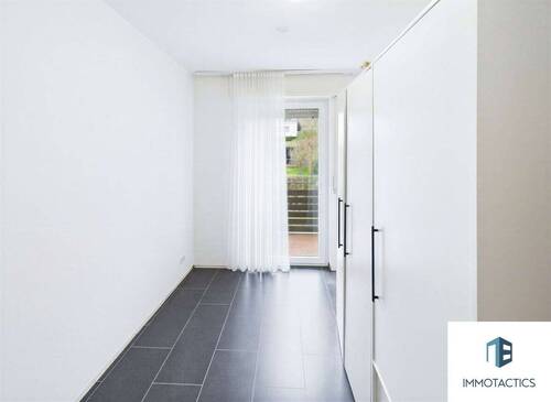 Kinderzimmer/Büro mit Balkon OG (KI-geräumt) - 