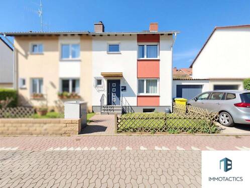 Außenansicht - Doppelhaushälfte mit Garten, überdachter Terrasse, Balkon und Garage in beliebter Wohnlage