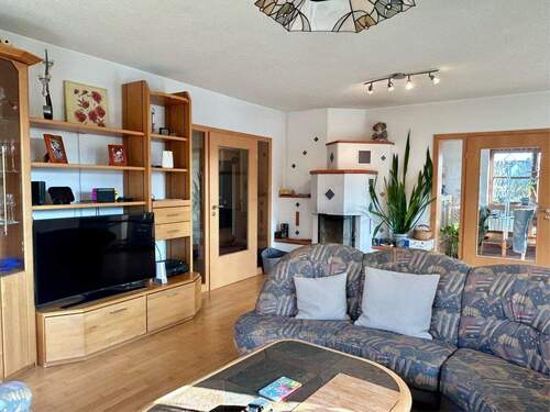 Wohnzimmer mit Kaminofen - 7 Zimmer Einfamilienhaus zum Kaufen in Höchstadt