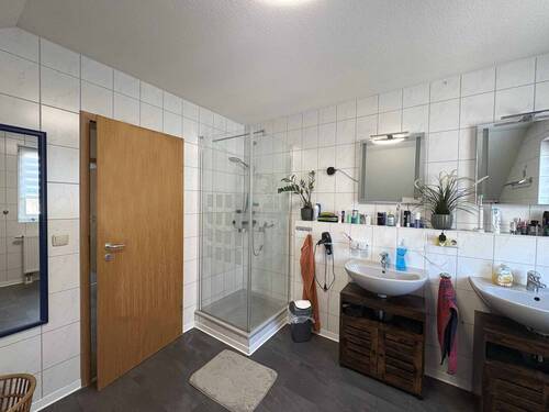 Bad - Blick zur Dusche - 