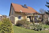 Blick von der Gartenseite - Familienfreundliches Anwesen in Seybothenreuth mit großem Garten