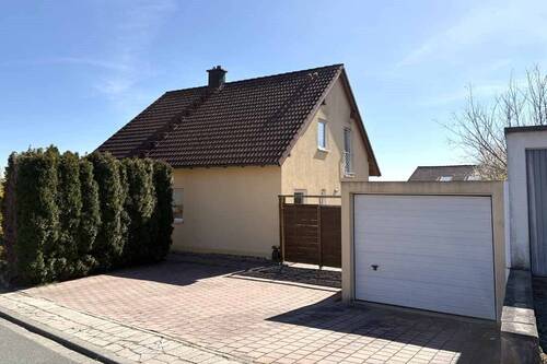 Garage und Stellplätze - 