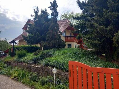 Bild 1 - 25 km von Erfurt - wunderschön angelegtes Grundstück und exklusives Wohnen vereint - Besondere Immobilie in Herbsleben