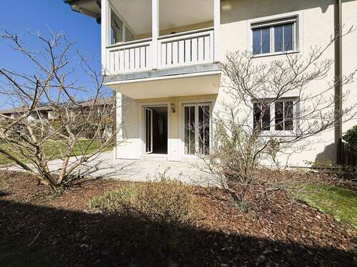 Südansicht mit Garten - Ein Zuhause zum Ankommen: Sonnige 3-Zimmer-Gartenwohnung in Kolbermoor