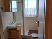 Bad mit Dusche und WC - 