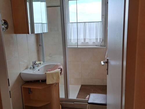 Bad mit Dusche und WC - 