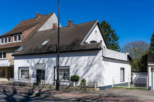 Bild 1 - PURNHAGEN-IMMOBILIEN - Zweifamilienhaus mit Garage in zentraler Wohnlage von Bremen-Blumenthal!