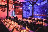 Eventscheune-Festivität bei Nacht - 