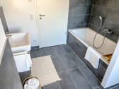 Badezimmer mit Wanne - 