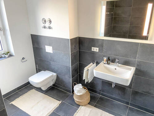 Badezimmer mit Wanne - 