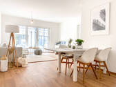 großzügiges Wohnzimmer mit bodentiefen Fenstern - Lichtdurchflutete 4-Zi. Traumwohnung mit Einbauküche, 2 Bädern & großem Balkon,Tiefgarage und Keller