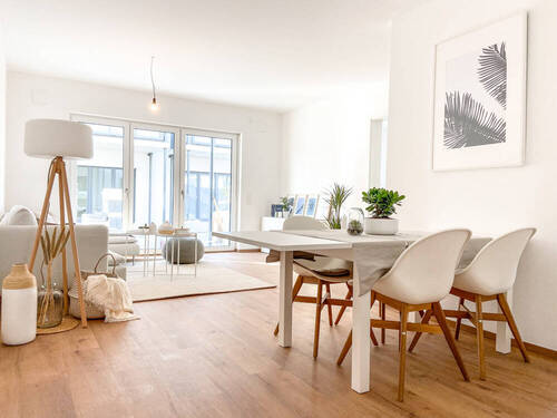 großzügiges Wohnzimmer mit bodentiefen Fenstern - Lichtdurchflutete 4-Zi. Traumwohnung mit Einbauküche, 2 Bädern & großem Balkon,Tiefgarage und Keller