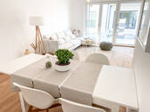 großzügiges Wohnzimmer mit bodentiefen Fenstern - 4 Zimmer Etagenwohnung in Nürnberg