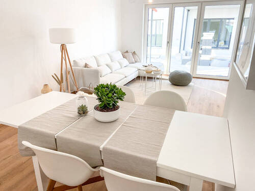 großzügiges Wohnzimmer mit bodentiefen Fenstern - 4 Zimmer Etagenwohnung in Nürnberg