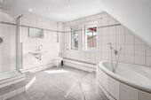 Bad mit Eckbadewanne und separater Dusche - 