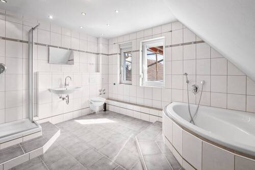 Bad mit Eckbadewanne und separater Dusche - 