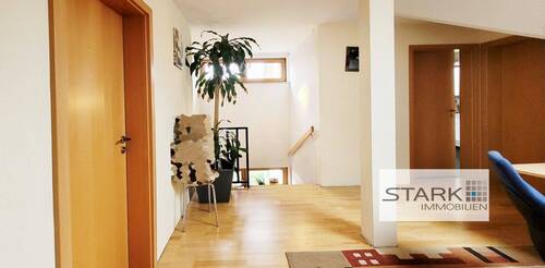 OG Flur mit Treppe.jpg - 