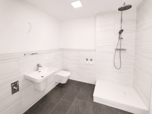 Bad mit Dusche - 