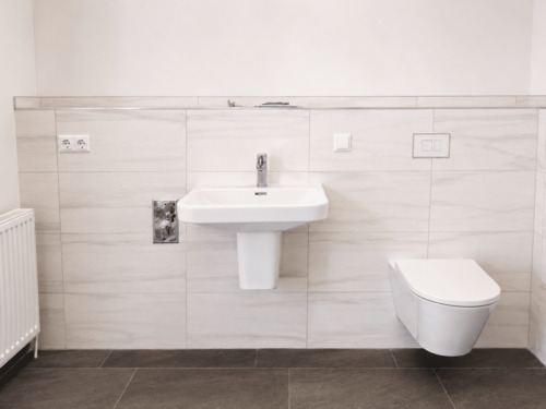 Bad mit Dusche - 