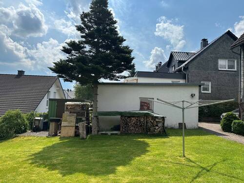 Ansicht des Grundstücks mit Garage - Einfamilienhaus mit 110,00 m&sup2; in Erndtebrück zum Kaufen
