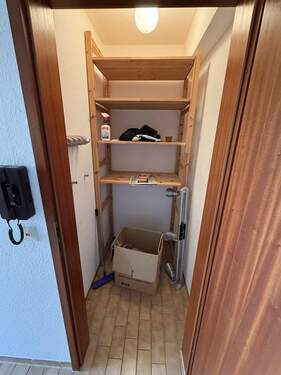 Abstellraum mit Regal - 