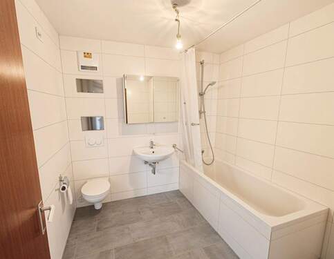 Frisch renoviertes Bad - 
