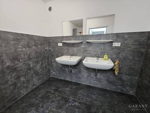 Waschraum mit Dusche - 