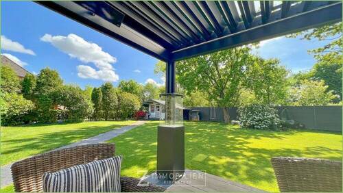 mit Blick in den herrlichen Garten - 