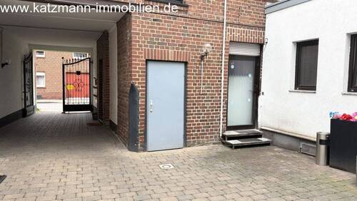 WuG - Zugang Keller (links) u. Imbiss (rechts) - 