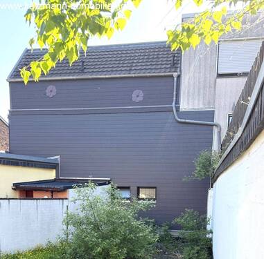 MFH - Rückwärtige Ansicht auf kleine Halle/Garage - 