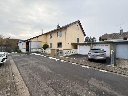 Hausansicht Front - Viel Platz für Familie & Ideen – Zweifamilienhaus mit Pool, Halle und Garten