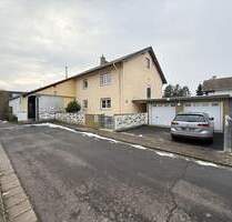 Viel Platz für Familie & Ideen – Zweifamilienhaus mit Pool, Halle und Garten - Niederdorfelden