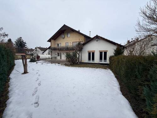 Hausansicht Garten - 8 Zimmer Mehrfamilienhaus, Wohnhaus zum Kaufen in Niederdorfelden